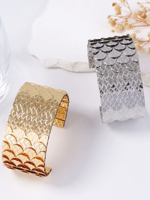 Metallic Fish Scale Texture Bracelet