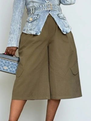 Solid Color Knee  Slit Pocket Shorts