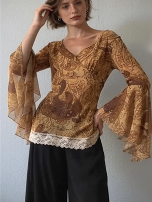 Lace Detail V Neck Trumpet Sleeve T-shirts
